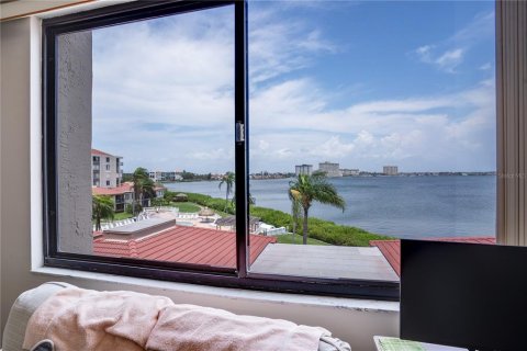 Condo in Saint Petersburg, Florida, 1 bedroom  № 1312848 - photo 3
