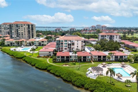 Condo in Saint Petersburg, Florida, 1 bedroom  № 1312848 - photo 1