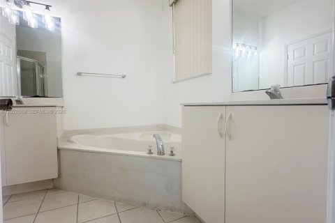 Townhouse in Homestead, Florida 3 bedrooms, 145.3 sq.m. № 2243298 - photo 15