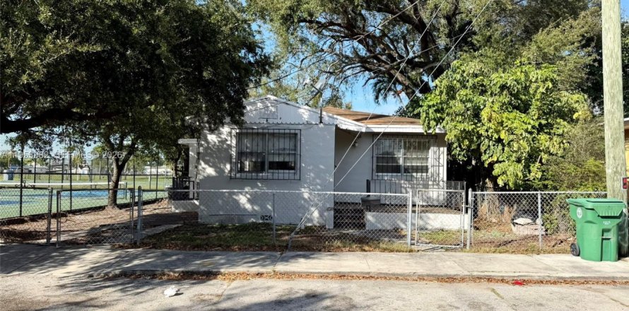 Дом в Майами, Флорида 2 спальни, 82.03м2 № 2010044