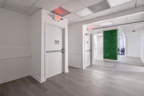 Commercial property in North Miami, Florida № 1980086 - photo 7