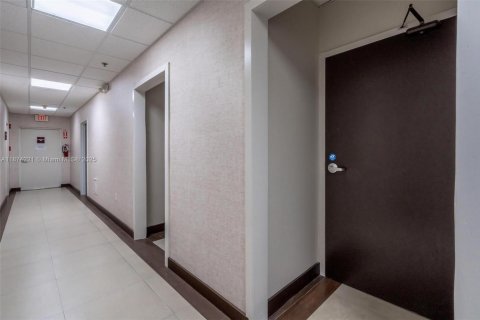 Commercial property in North Miami, Florida № 1980086 - photo 5