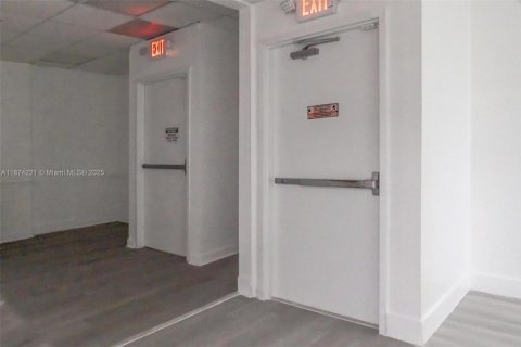 Commercial property in North Miami, Florida № 1980086 - photo 8