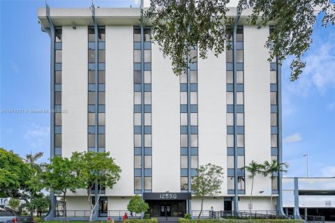 Commercial property in North Miami, Florida № 1980086 - photo 2