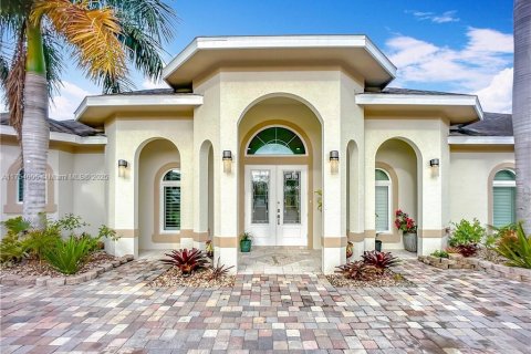 House in LaBelle, Florida 5 bedrooms, 334.08 sq.m. № 1863302 - photo 2