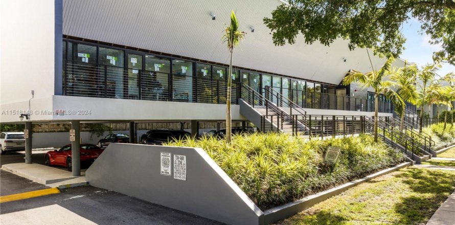 Commercial property in Key Biscayne, Florida № 1729991
