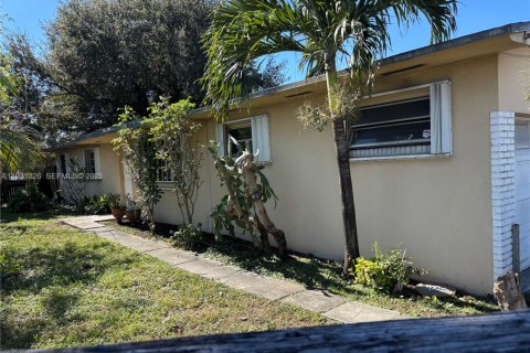 House in North Miami Beach, Florida 3 bedrooms, 191.75 sq.m. № 1989981 - photo 1