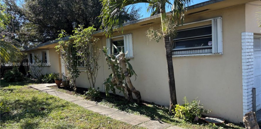 House in North Miami Beach, Florida 3 bedrooms, 191.75 sq.m. № 1989981