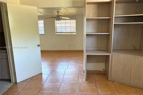 House in North Miami Beach, Florida 3 bedrooms, 191.75 sq.m. № 1989981 - photo 19