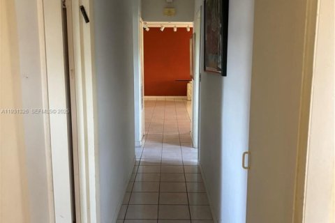 House in North Miami Beach, Florida 3 bedrooms, 191.75 sq.m. № 1989981 - photo 5