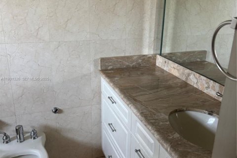 House in North Miami Beach, Florida 3 bedrooms, 191.75 sq.m. № 1989981 - photo 11