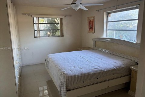 House in North Miami Beach, Florida 3 bedrooms, 191.75 sq.m. № 1989981 - photo 2