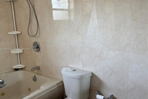 House in North Miami Beach, Florida 3 bedrooms, 191.75 sq.m. № 1989981 - photo 10