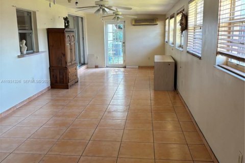 House in North Miami Beach, Florida 3 bedrooms, 191.75 sq.m. № 1989981 - photo 21