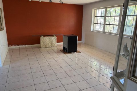 House in North Miami Beach, Florida 3 bedrooms, 191.75 sq.m. № 1989981 - photo 13