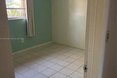 House in North Miami Beach, Florida 3 bedrooms, 191.75 sq.m. № 1989981 - photo 7