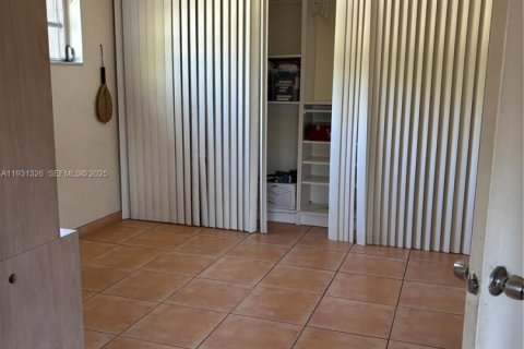 House in North Miami Beach, Florida 3 bedrooms, 191.75 sq.m. № 1989981 - photo 18