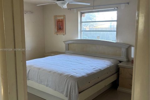 House in North Miami Beach, Florida 3 bedrooms, 191.75 sq.m. № 1989981 - photo 3