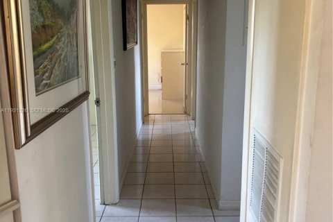 House in North Miami Beach, Florida 3 bedrooms, 191.75 sq.m. № 1989981 - photo 6