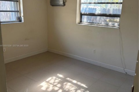 House in North Miami Beach, Florida 3 bedrooms, 191.75 sq.m. № 1989981 - photo 9