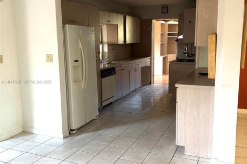 House in North Miami Beach, Florida 3 bedrooms, 191.75 sq.m. № 1989981 - photo 15