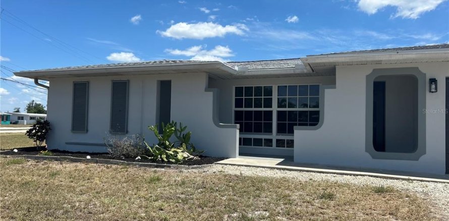 House in Port Charlotte, Florida 3 bedrooms, 163.04 sq.m. № 1670787