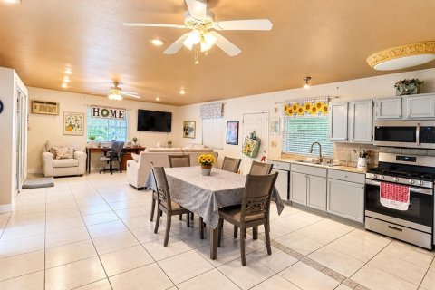 House in Orlando, Florida 4 bedrooms, 184.88 sq.m. № 2391328 - photo 8