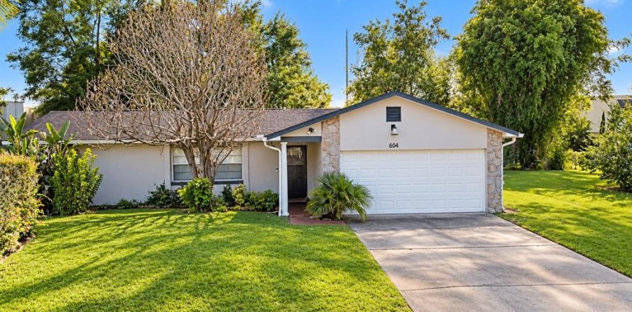 House in Orlando, Florida 4 bedrooms, 184.88 sq.m. № 2391328