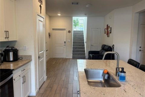 Touwnhouse à louer à Homestead, Floride: 3 chambres, 151.24 m2 № 2085804 - photo 4