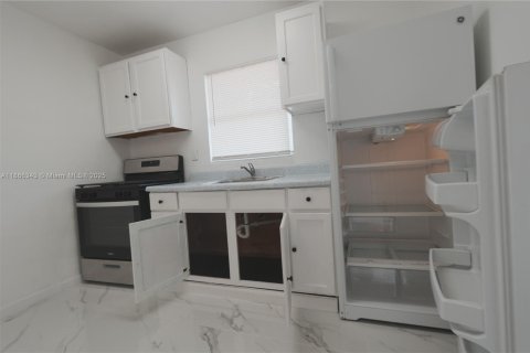Condominio en alquiler en Hialeah, Florida, 2 dormitorios, 73.49 m2 № 1925154 - foto 17