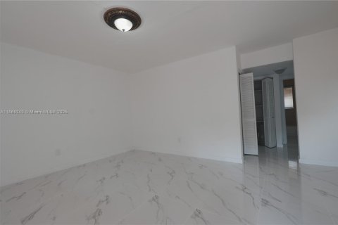 Condo in Hialeah, Florida, 2 bedrooms  № 1925154 - photo 14