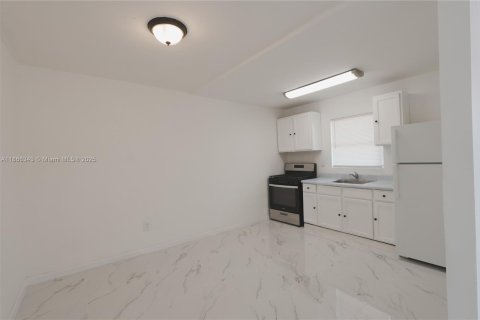 Condo in Hialeah, Florida, 2 bedrooms  № 1925154 - photo 9