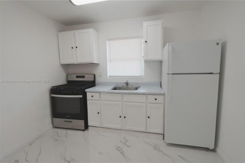 Condominio en alquiler en Hialeah, Florida, 2 dormitorios, 73.49 m2 № 1925154 - foto 10