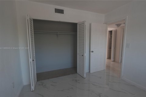 Condo in Hialeah, Florida, 2 bedrooms  № 1925154 - photo 7