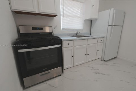 Copropriété à louer à Hialeah, Floride: 2 chambres, 73.49 m2 № 1925154 - photo 1