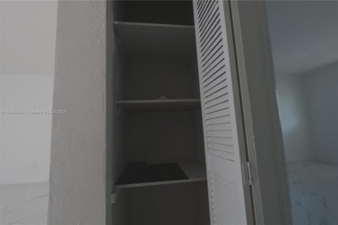 Condo in Hialeah, Florida, 2 bedrooms  № 1925154 - photo 15