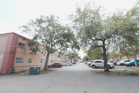 Condominio en alquiler en Hialeah, Florida, 2 dormitorios, 73.49 m2 № 1925154 - foto 21
