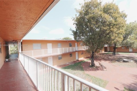 Condo in Hialeah, Florida, 2 bedrooms  № 1925154 - photo 18