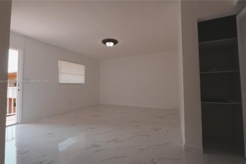 Condo in Hialeah, Florida, 2 bedrooms  № 1925154 - photo 13