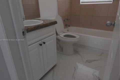 Condo in Hialeah, Florida, 2 bedrooms  № 1925154 - photo 4