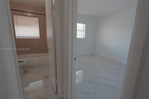 Condo in Hialeah, Florida, 2 bedrooms  № 1925154 - photo 6