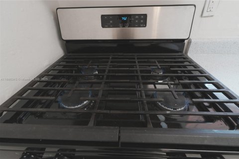 Condo in Hialeah, Florida, 2 bedrooms  № 1925154 - photo 11