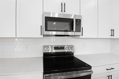 House in Mount Dora, Florida 5 bedrooms, 281.49 sq.m. № 1649360 - photo 4