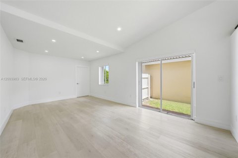 Villa ou maison à vendre à Hialeah, Floride: 3 chambres, 103.12 m2 № 2069421 - photo 4