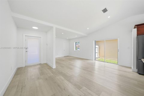 Villa ou maison à vendre à Hialeah, Floride: 3 chambres, 103.12 m2 № 2069421 - photo 3