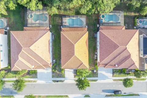 House in Davenport, Florida 9 bedrooms, 372.72 sq.m. № 1732361 - photo 3