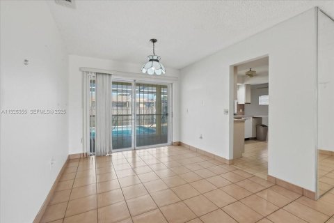 House in Sunrise, Florida 3 bedrooms, 148.64 sq.m. № 1986851 - photo 4