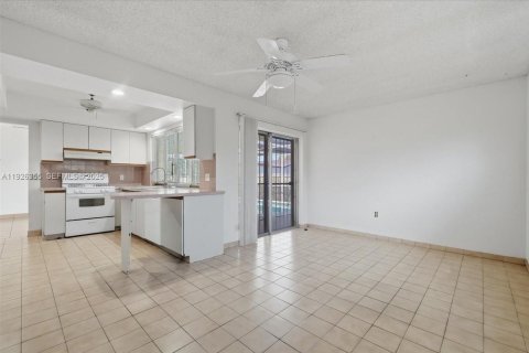 House in Sunrise, Florida 3 bedrooms, 148.64 sq.m. № 1986851 - photo 8