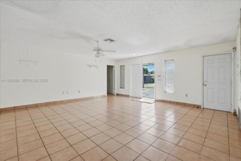 House in Sunrise, Florida 3 bedrooms, 148.64 sq.m. № 1986851 - photo 3