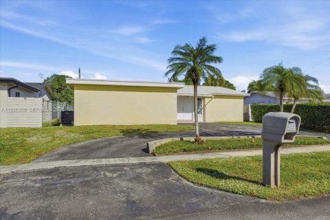 House in Sunrise, Florida 3 bedrooms, 148.64 sq.m. № 1986851 - photo 24